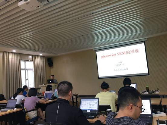 说明: 图片包含 室内, 人, 天花板, 电脑描述已自动生成